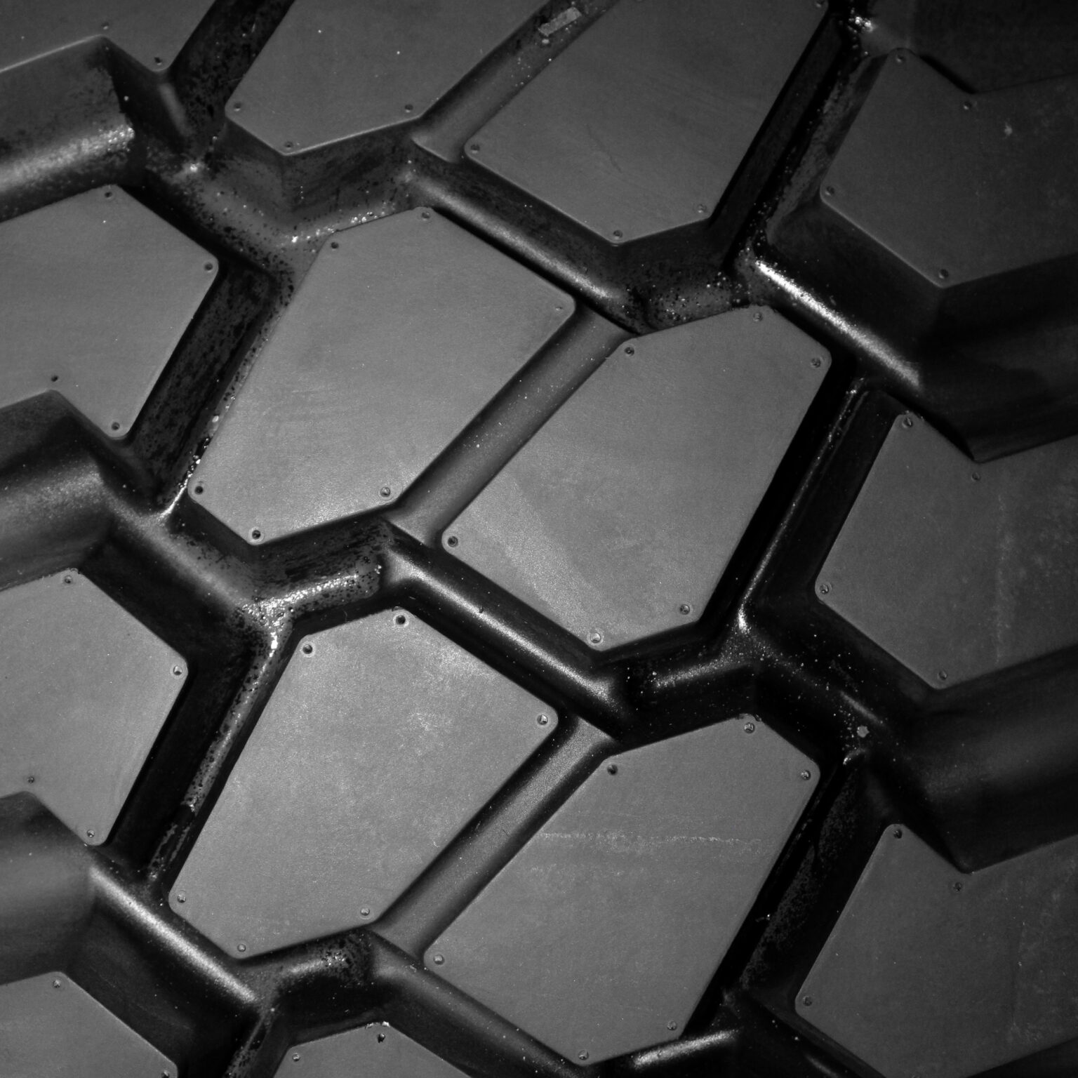 Der nicht laufrichtungsgebundene Antriebsreifen Aerotyre constructaultra von GB Tyres mit besonders tiefem Profil für anspruchsvolle Baustellen.