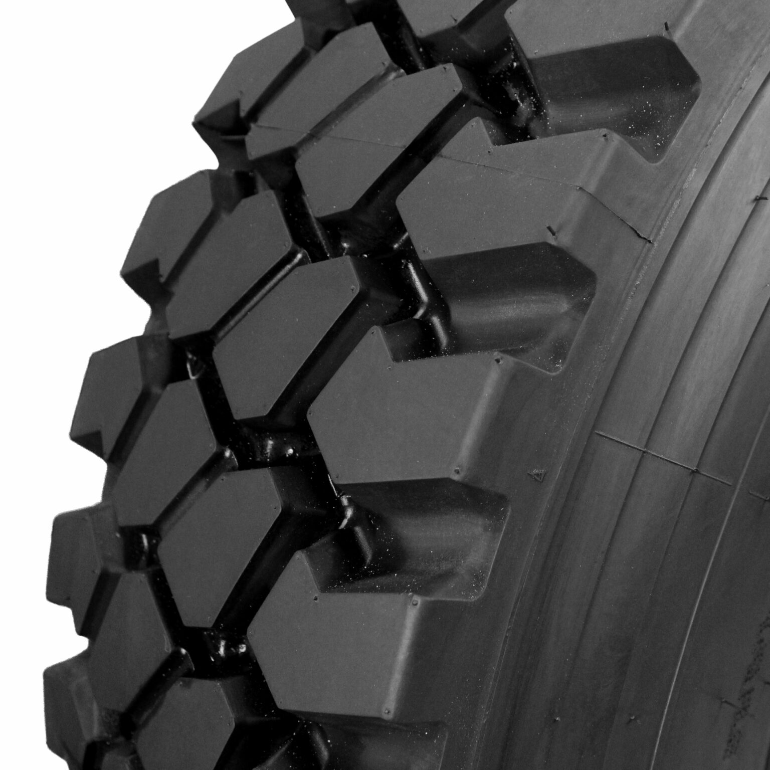 Der nicht laufrichtungsgebundene Antriebsreifen Aerotyre constructaultra von GB Tyres mit besonders tiefem Profil für anspruchsvolle Baustellen.